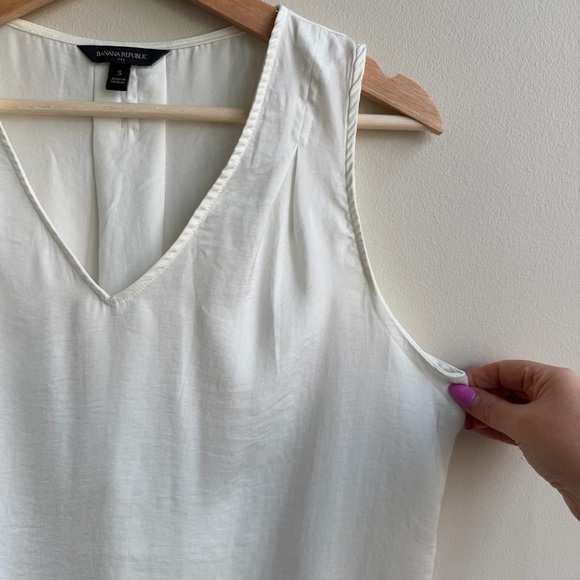 Banana Republic Cream V-Neck Tank Top - Picture 4 of 9